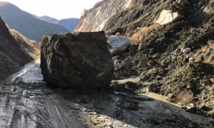 Shembje shkëmbinjsh në këtë rrugë, banorët: Ndihemi të rrezikuar