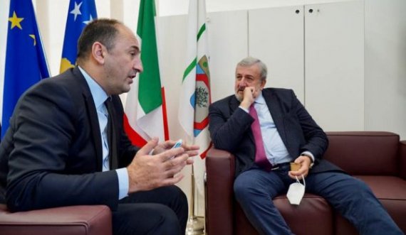 Ministri Aliu takon Kryetarin e rajonit të Puglias, flasin për hekurudhën Durrës -Prishtinë