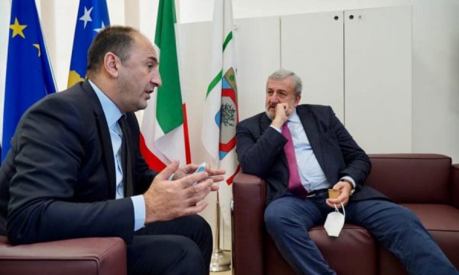 Ministri Aliu takon Kryetarin e rajonit të Puglias, flasin për hekurudhën Durrës -Prishtinë