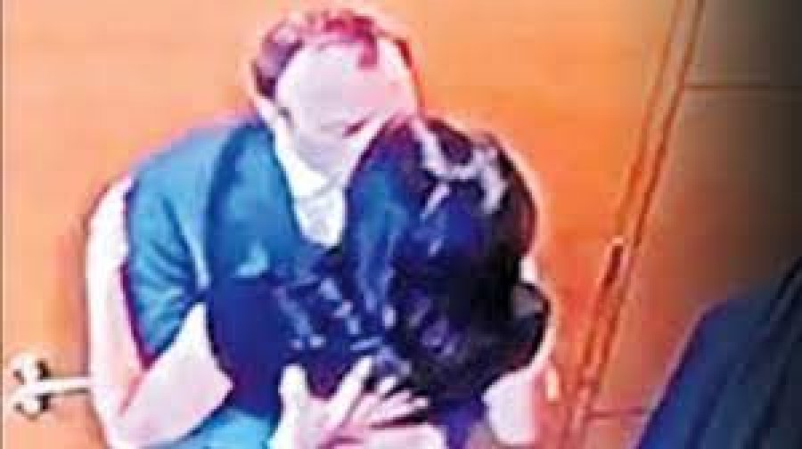 U kap duke u puthur me asistenten, flet për herë të parë ish-ministri