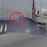 Kamioni e tërheq zvarrë në autostradë: Shoferja 19-vjeçare kërkon ndihmë, shikoni momentin dramatik!