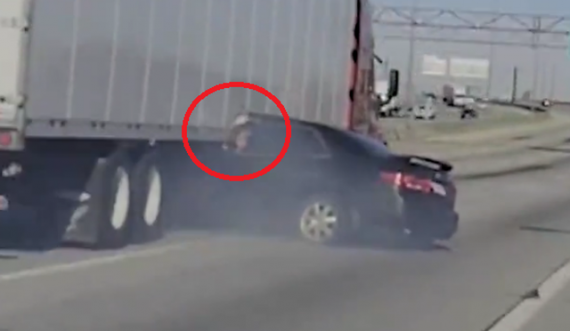 Kamioni e tërheq zvarrë në autostradë: Shoferja 19-vjeçare kërkon ndihmë, shikoni momentin dramatik!