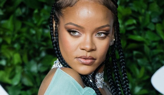 Rihanna shkëlqen me flokë gërsheta