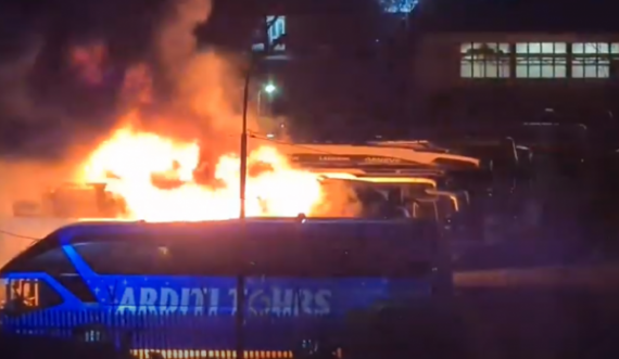Kush e djegu autobusin në Fushë Kosovë, flasin nga kompania