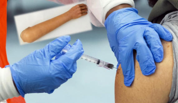 Një person mundohet t’i mashtrojë mjekët që t’ia vaksinojnë dorën e rreme nga silikoni