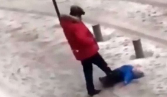 Babai shqelmon dhunshëm të birin e vogël, që s’mund të ecte nëpër rrugët e ngrira (Kujdes pamjet)