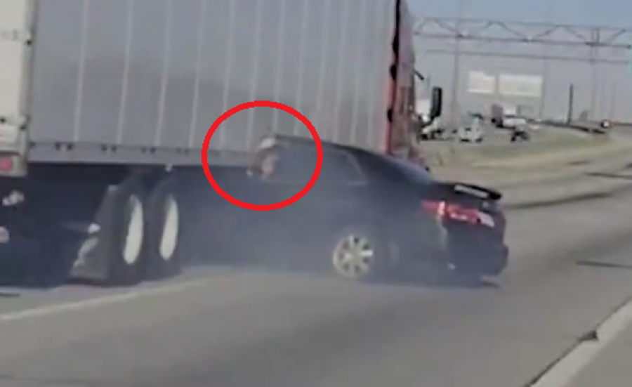 Kamioni e tërheq zvarrë në autostradë: Shoferja 19-vjeçare kërkon ndihmë, shikoni momentin dramatik!