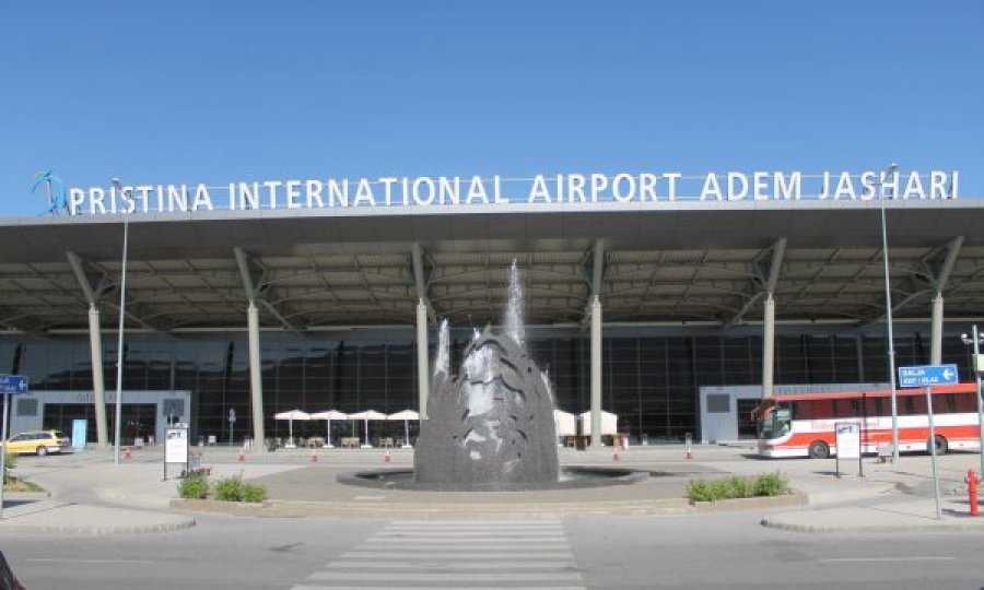 Kosovari kapet duke kontrabanduar stoli në Aeroport