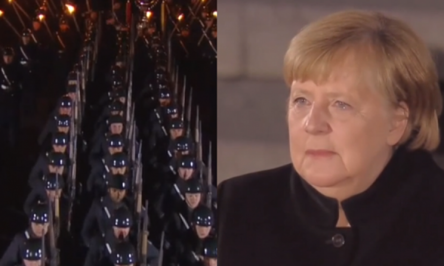 Pamje: Merkel e emocionuar në ceremoninë lamtumirëse me nderime ushtarake