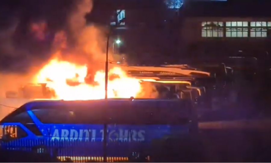 Kush e djegu autobusin në Fushë Kosovë, flasin nga kompania