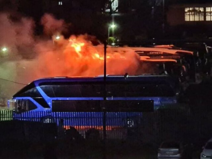 Lajmi i fundit: Digjet një autobus në Fushë Kosovë
