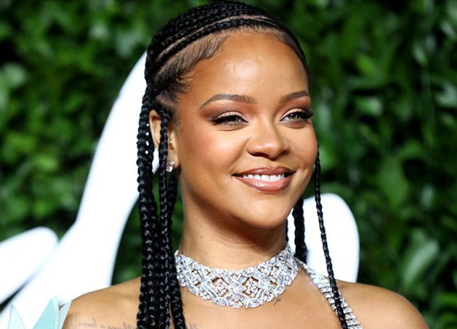 Rihanna reagon pas thashethemeve për shtatzëni