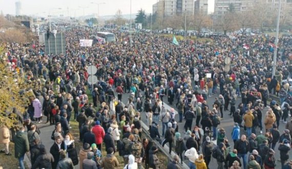 Protesta masive në Serbi/ Organizatorët: Regjimi i Vuçiq po i varros institucionet
