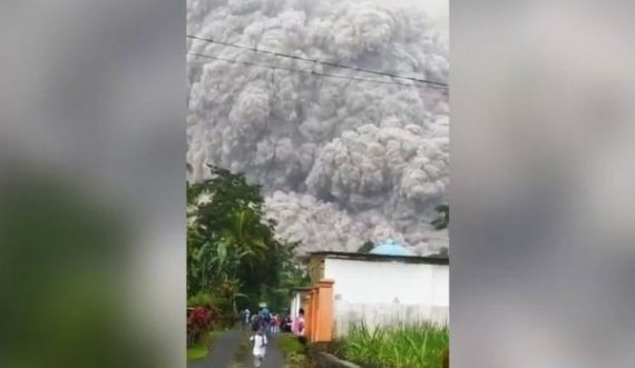 Pamje: Njerëzit ikin nga reja gjigante e hirit të vullkanit