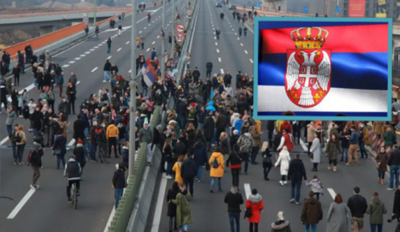 Bllokohet Serbia, qytetarët në rrugë e ura
