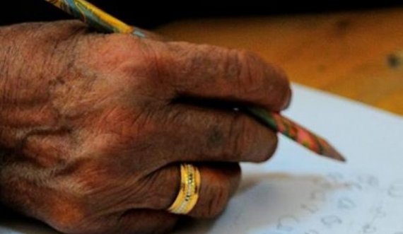 Një grua 104-vjeçare mëson shkrim e lexim