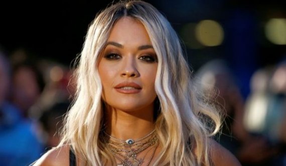 Rita Ora pozon tërësisht e zhveshur