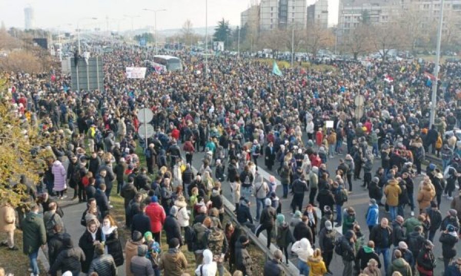 Protesta masive në Serbi/ Organizatorët: Regjimi i Vuçiq po i varros institucionet