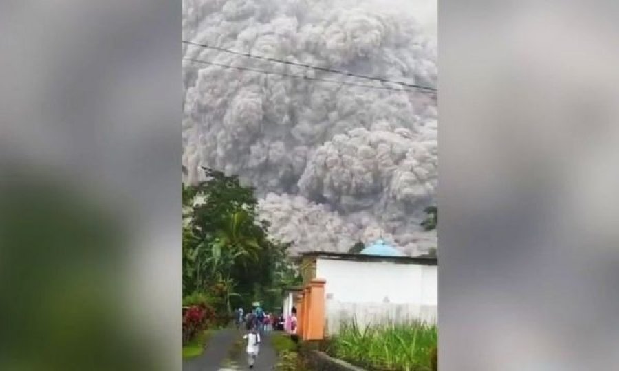 Pamje: Njerëzit ikin nga reja gjigante e hirit të vullkanit