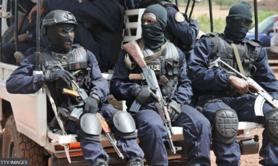Militantët në shtetin afrikan vrasin drejtuesin dhe ia vënë flakën autobusit, 31 të vdekur