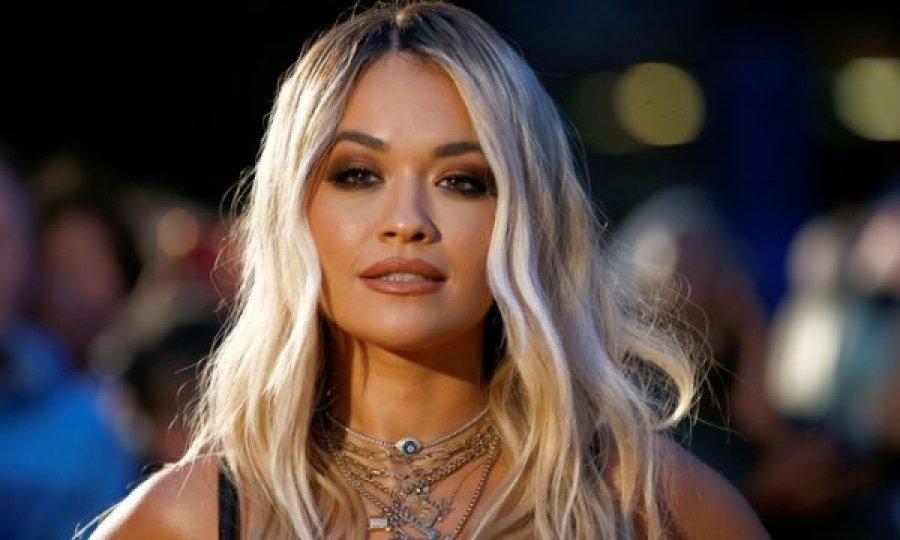 Rita Ora pozon tërësisht e zhveshur