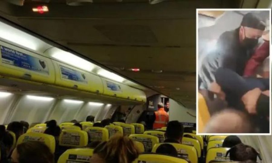 E frikshme: Në fluturimin për Budapest, pasagjeri tenton ta hapë derën në 10 mijë km lartësi