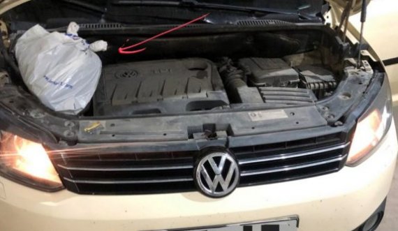 27-vjeçari kapet me rreth 1 kg drogë në Vërmicë, e kishte fshehur te motori i veturës