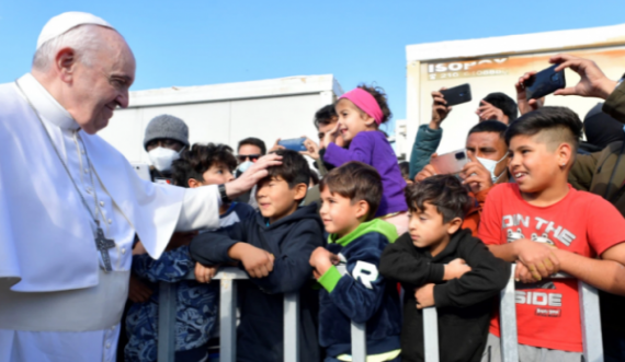 Papa akuzon Evropën për injorim të problemit të migrantëve