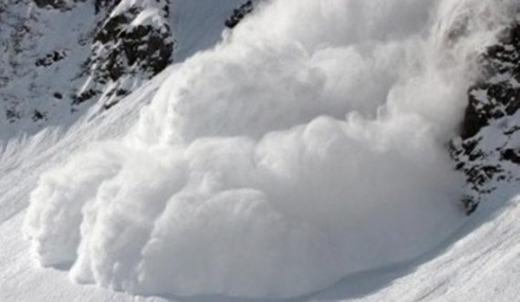 Vdesin tre skiatorë nga orteku i madh