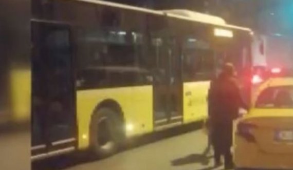 Sherr me pasagjeren, taksisti e hedh gruan në gomat e autobusit