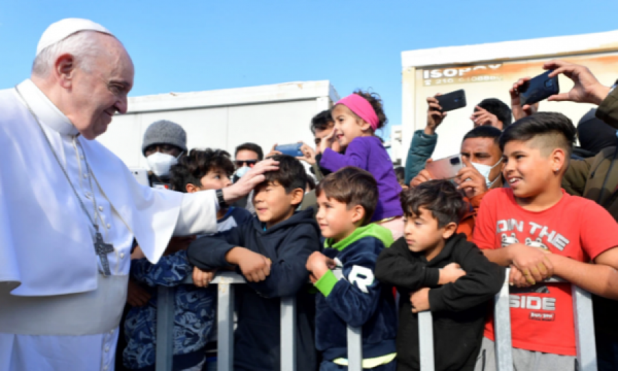 Papa akuzon Evropën për injorim të problemit të migrantëve