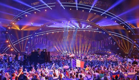 “Zvicra më ofroi të shkoja në Eurovision, dua të përfaqësoj Shqipërinë”, flet këngëtarja kosovare