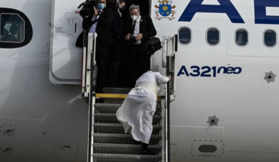 Papa Françesku rrëzohet në shkallët e avionit, kjo është gjendja e tij