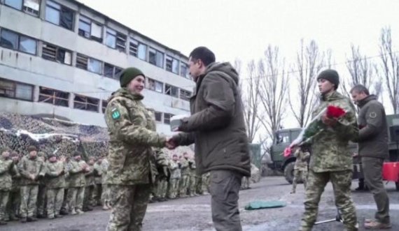 “Kam besim se do t’i mundim”, presidenti ukrainas u jep zemër ushtarëve në frontin e luftës