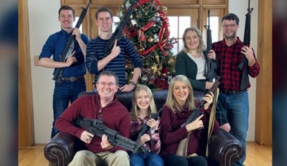 Disa ditë pas masakrës në shkollë, republikani amerikan uron Krishtlindjet me armë në dorë