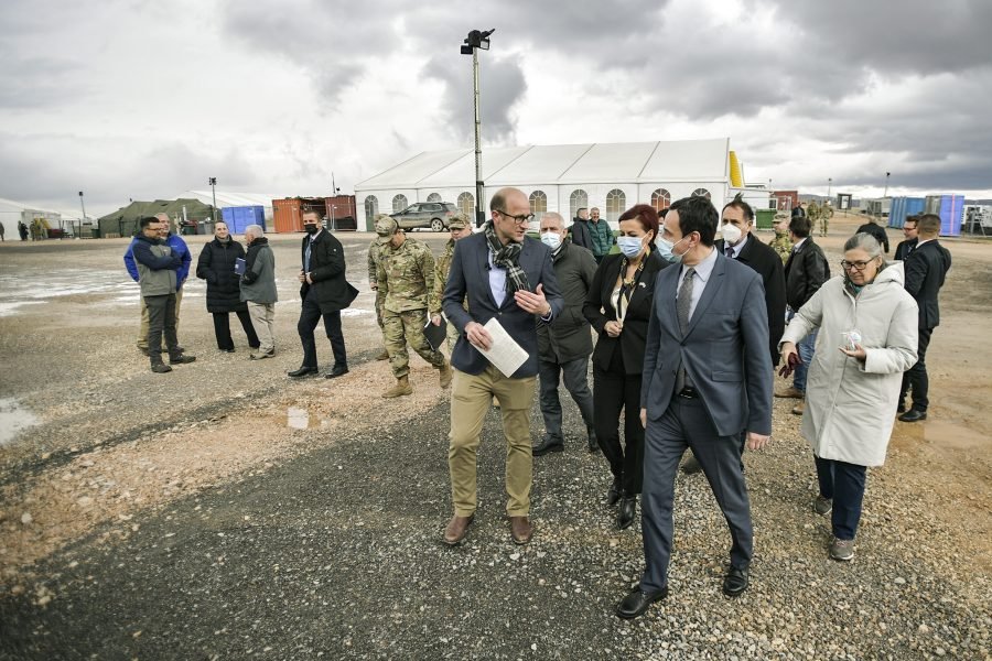 Zyra e kryeministrit publikon pamje brenda kampit Bondseel ku po qëndrojnë afganët
