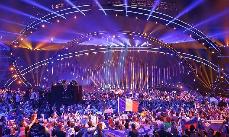 “Zvicra më ofroi të shkoja në Eurovision, dua të përfaqësoj Shqipërinë”, flet këngëtarja kosovare