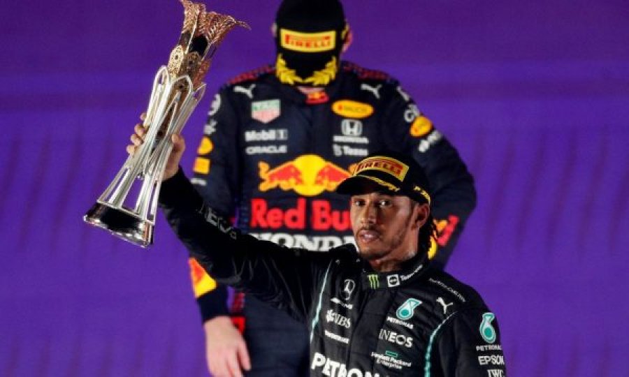 Hamilton e fiton garën e çmendur të Arabisë Saudite