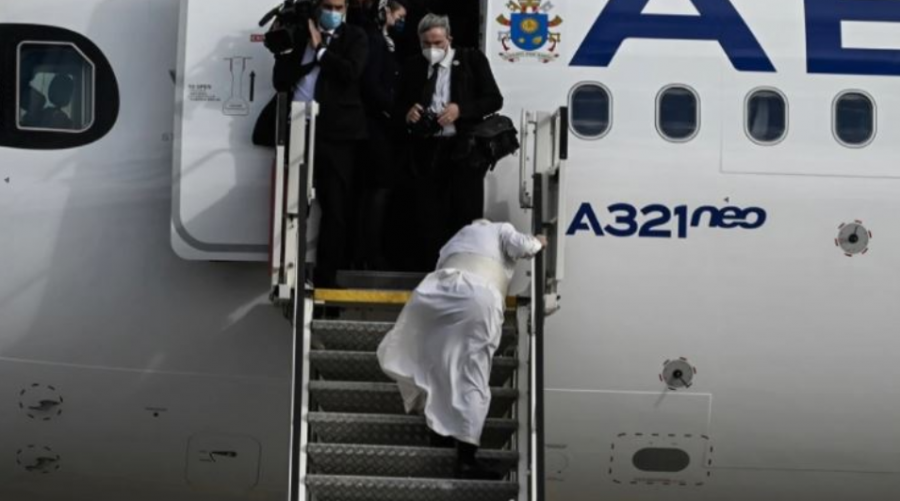 Papa Françesku rrëzohet në shkallët e avionit, kjo është gjendja e tij