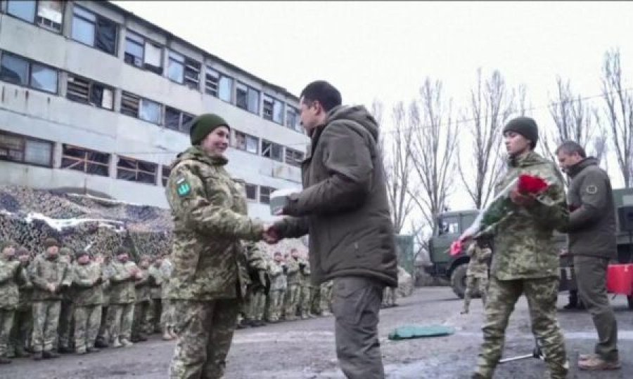 “Kam besim se do t’i mundim”, presidenti ukrainas u jep zemër ushtarëve në frontin e luftës