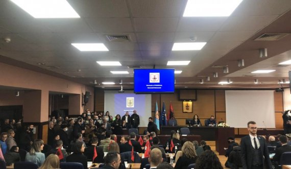 Dorëzimi i detyrës së Kryetarit të Prishtinës fillon me dy himne të flamurit