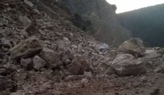 Rrëshqitje gurësh në rrugë. Izolohen banorët e 9 fshatrave shqiptare