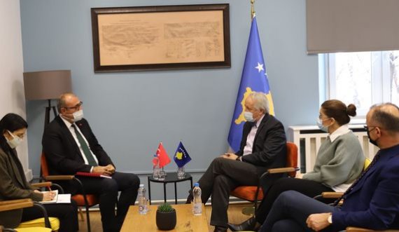 Ministri Latifi takohet me ambasadorin e Turqisë dhe zv. ambasadorin e Britanisë, flasin për pandeminë