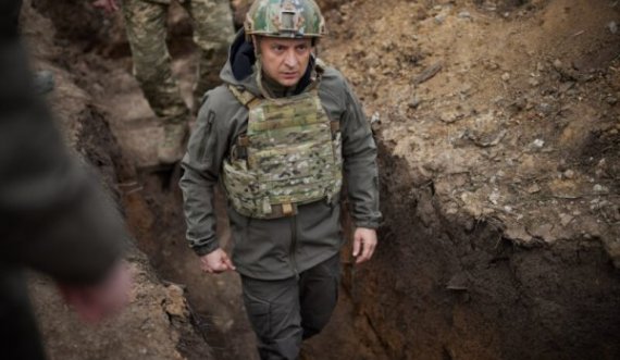 Presidenti i Ukrainës në llogore së bashku me ushtarët: Do t’i mundim rusët