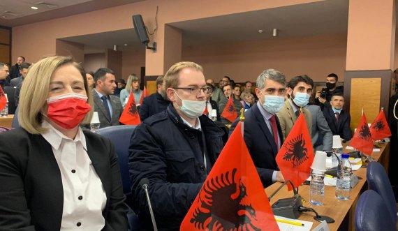 Asamblistët e VV-së në Prishtinë betohen me flamuj kombëtar para tyre