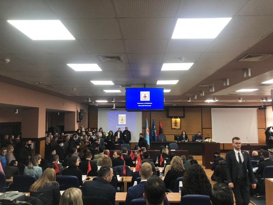 Dorëzimi i detyrës së Kryetarit të Prishtinës fillon me dy himne të flamurit