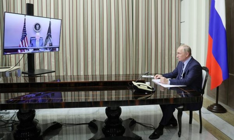 Po diskutohet për luftë, biseda Biden-Putin nis me buzëqeshje