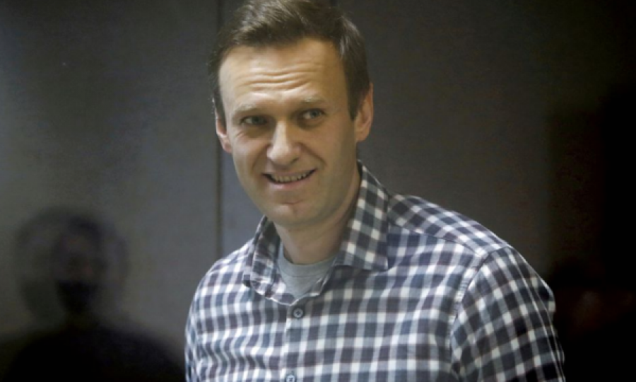Flet ish-ndihmësi i Navalny-t pasi u sulmua me çekan