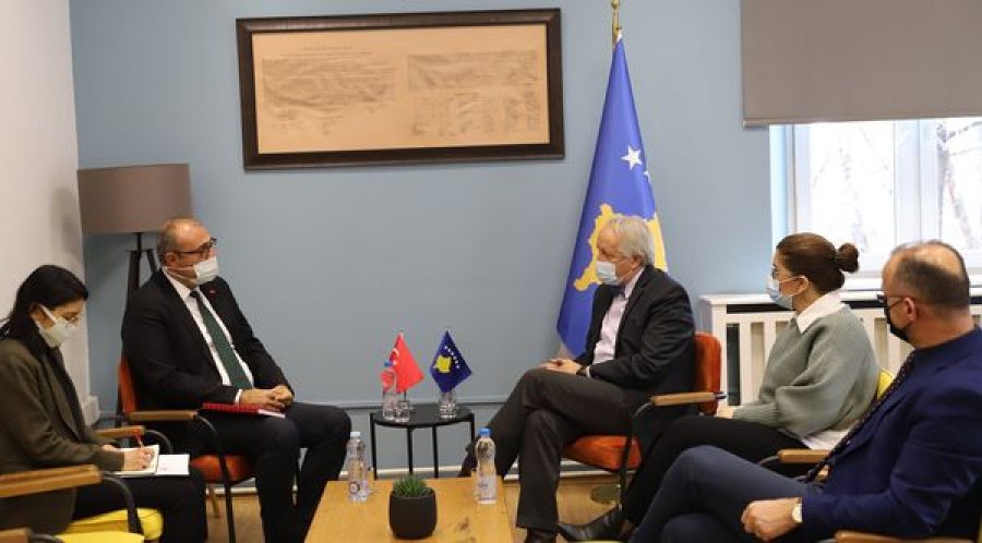 Ministri Latifi takohet me ambasadorin e Turqisë dhe zv. ambasadorin e Britanisë, flasin për pandeminë