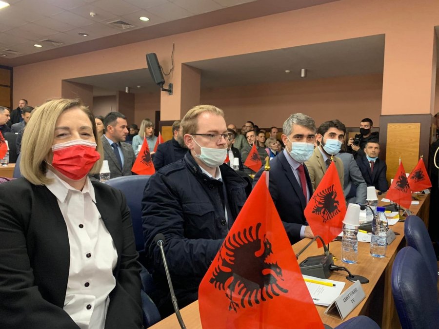 Asamblistët e VV-së në Prishtinë betohen me flamuj kombëtar para tyre